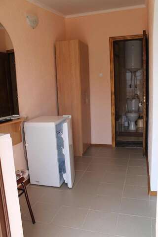 Гостиница Guest House Dilas Заозёрное Стандартный трехместный номер-5